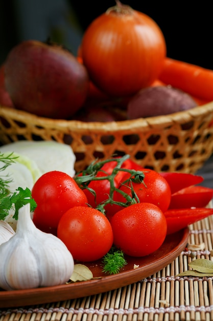 Verduras frescas y crudas en la mesa