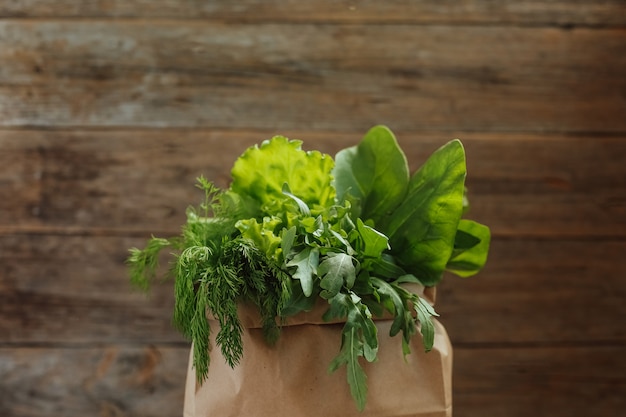 Verduras frescas y crudas sobre un fondo de madera