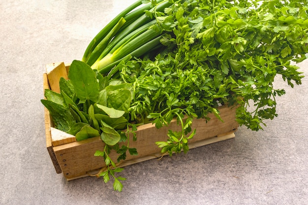 Verduras frescas em uma mesa de pedra, vista superior