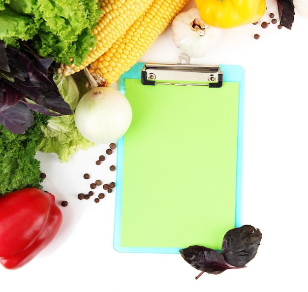 Verduras frescas y especias y papel para notas aisladas en blanco