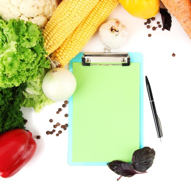 Verduras frescas y especias y papel para notas aisladas en blanco