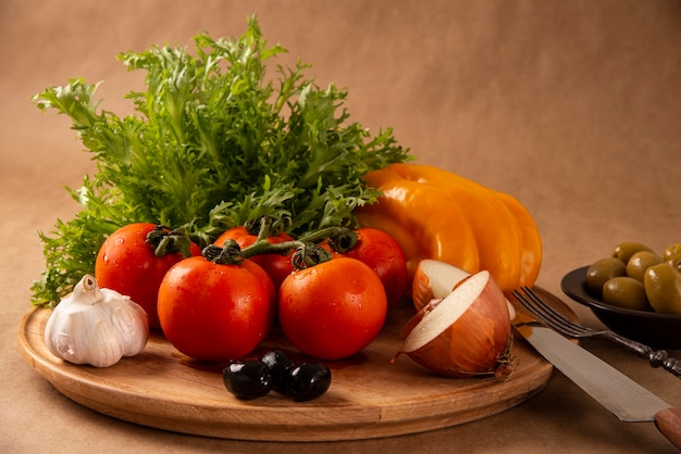 Verduras frescas y especias en una tabla de madera