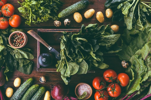 Verduras frescas, espinacas en caja de madera.