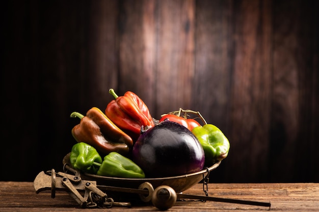 Verduras frescas expuestas a la venta en una escala antigua