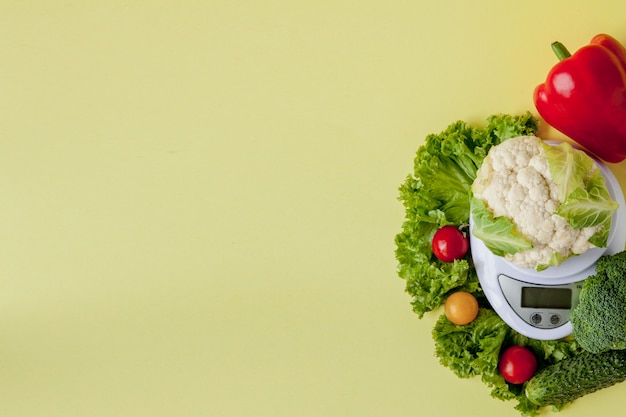 Verduras frescas en florero en amarillo. Alimentación saludable, planificación de la dieta, pérdida de peso, desintoxicación, agricultura orgánica.