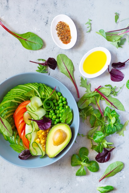 Verduras frescas en un fondo azul