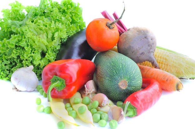 Verduras frescas en el fondo blanco