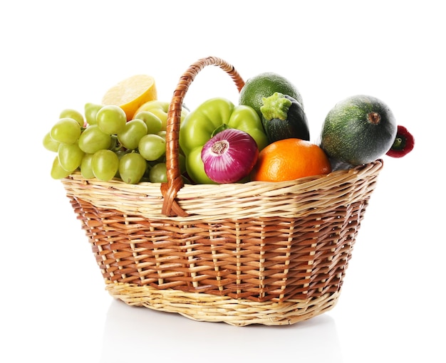 Verduras frescas y frutas aisladas en blanco