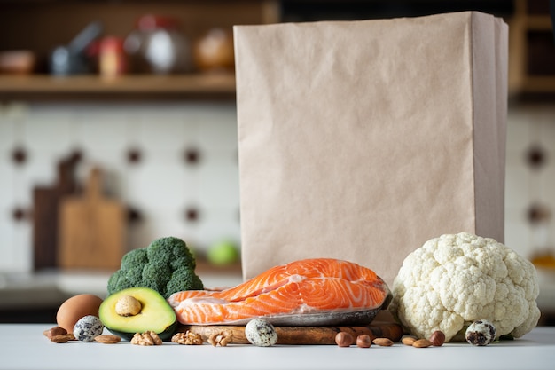 Foto verduras frescas, frutas, frutos secos y filetes de salmón.