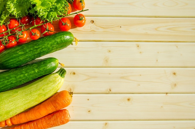 Foto las verduras frescas de la granja se colocan sobre una mesa de madera cosecha de veganismo de comida de dieta de estilo rústico