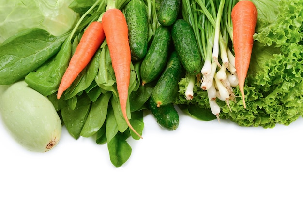 Verduras frescas y hierbas aisladas sobre fondo blanco. Espacio para texto o diseño.