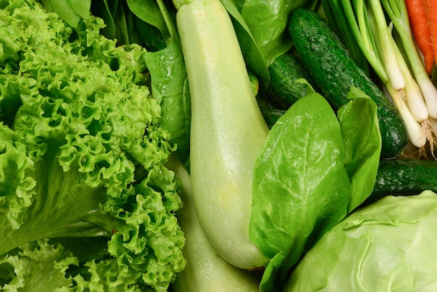 Verduras frescas y hierbas como fondo