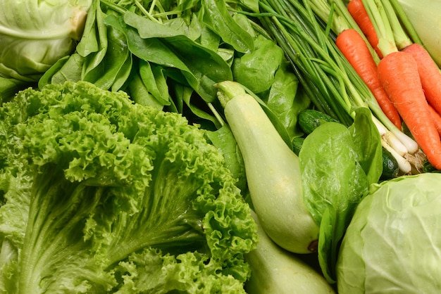 Verduras frescas y hierbas como fondo.