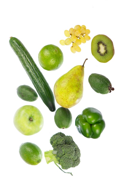 Verduras frescas con hojas aisladas sobre superficie blanca