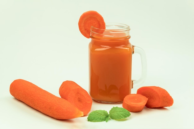 Verduras frescas y jugo sobre un fondo blanco.