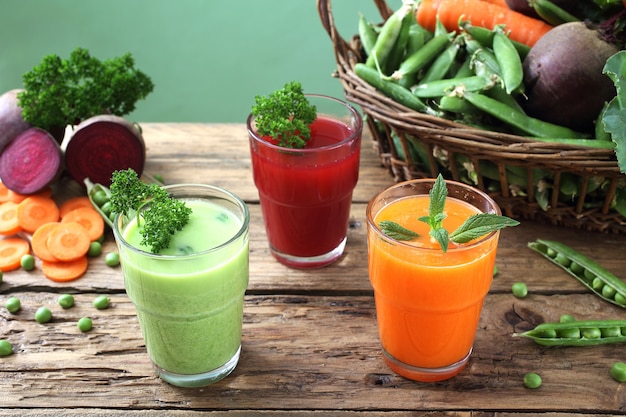 Foto verduras frescas y jugo