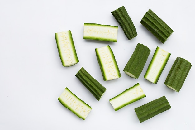 Verduras frescas de luffa sobre fondo blanco.