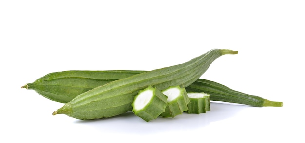 Verduras frescas luffa sobre fondo blanco.