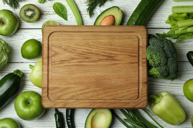 Verduras frescas en madera blanca