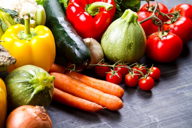 verduras frescas en la madera