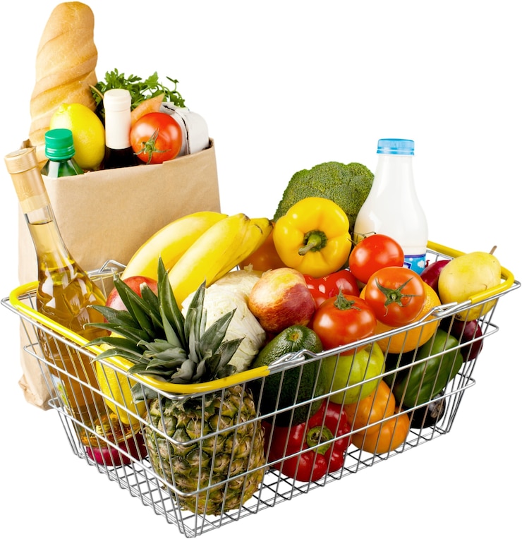 Foto verduras frescas maduras en la cesta de la compra y una bolsa de papel sobre fondo blanco.