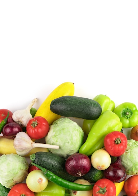 Verduras frescas maduras en un gran surtido, panorama vertical. La vista desde arriba. El concepto de productos naturales, una nutrición adecuada.