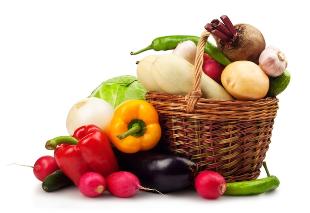 Verduras frescas maduras sobre fondo blanco.