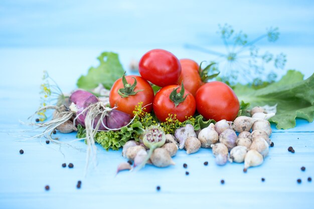 Verduras frescas en la mesa azul de madera natural. Comida sana y natural. Tonificado. Enfoque selectivo.