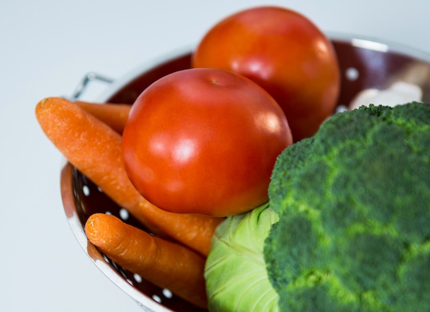 Verduras frescas en la mesa de la cocina