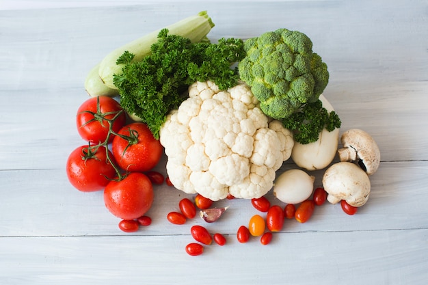 Verduras frescas en la mesa de la cocina