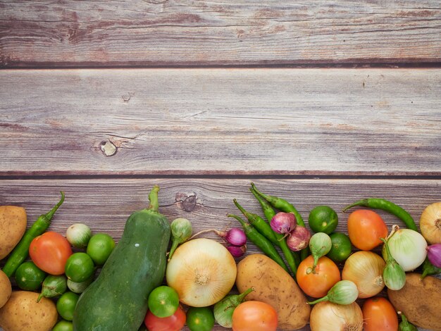 Verduras frescas en la mesa de madera vieja