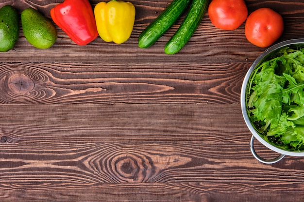 Verduras frescas en la mesa de madera, vista desde arriba, lugar para el texto