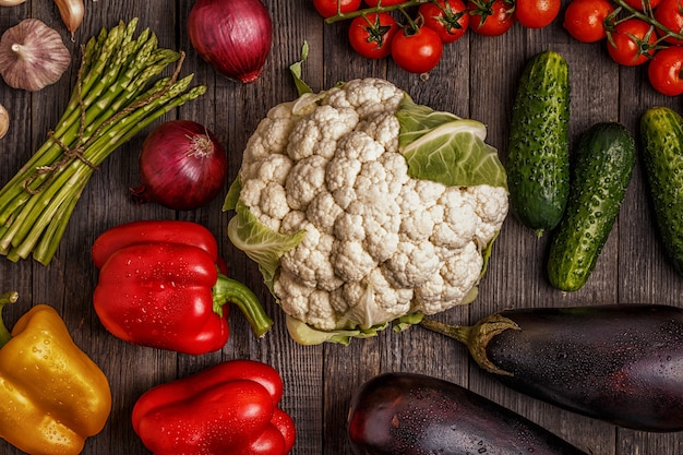 Verduras frescas en una mesa de madera