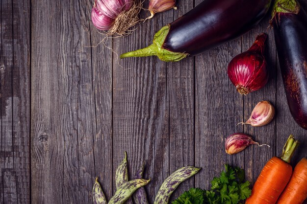 Verduras frescas en una mesa de madera