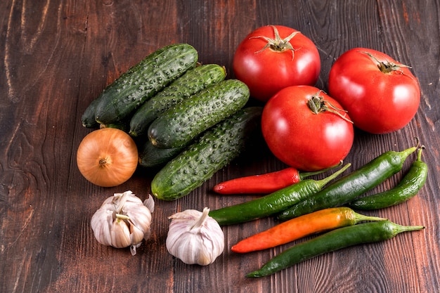 Verduras frescas en la mesa de madera