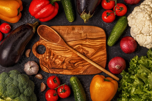 Verduras frescas en una mesa oscura