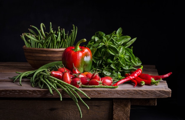 Verduras frescas en mesa rústica