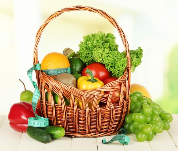 Verduras frescas en la mesa sobre un fondo claro