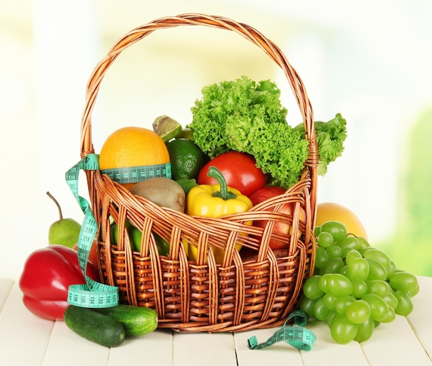 Verduras frescas en la mesa sobre fondo claro