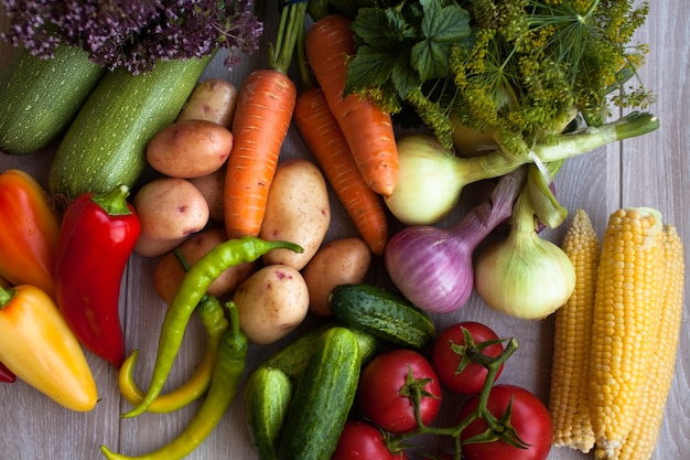 verduras frescas en la mesa.