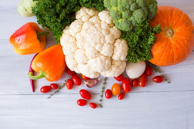 Verduras frescas en la mesa