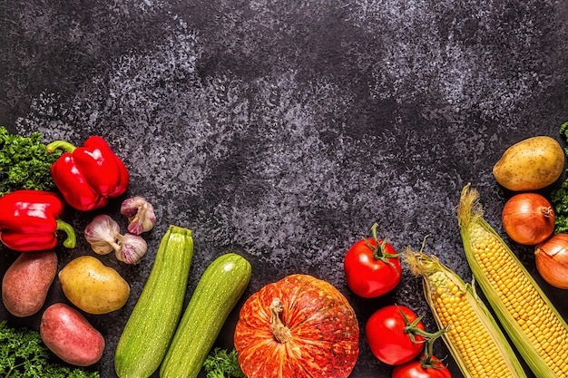 Verduras frescas de otoño para cocinar sobre un fondo oscuro