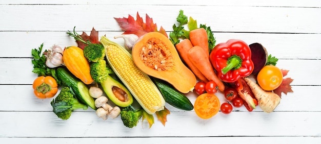 Verduras frescas de otoño sobre fondo blanco de madera Alimentos saludables