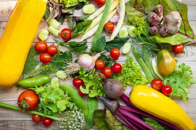 Verduras frescas de otoño sobre fondo de mesa de madera