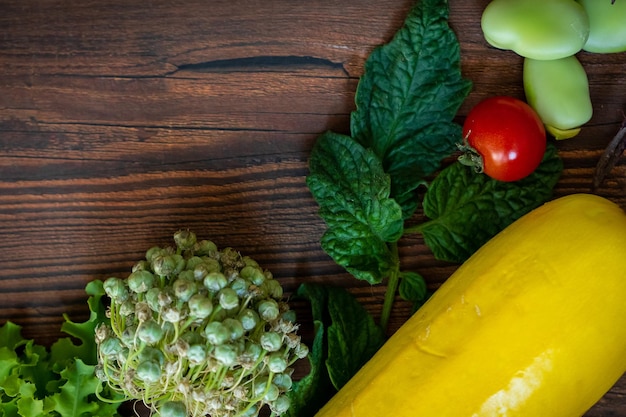 Verduras frescas de otoño sobre fondo de mesa de madera