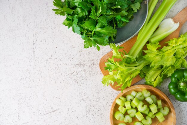 Verduras frescas, perejil, apio, pimentón, concepto de comida limpia, vista superior