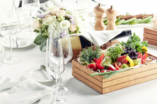 Verduras frescas picadas en una caja de madera sobre un fondo blanco Platos festivos para banquetes Menú de restaurante gourmet