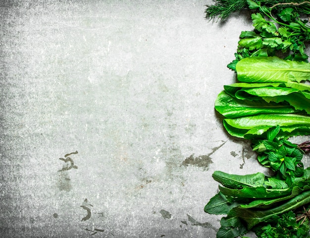 Foto verduras frescas picantes en la mesa de piedra