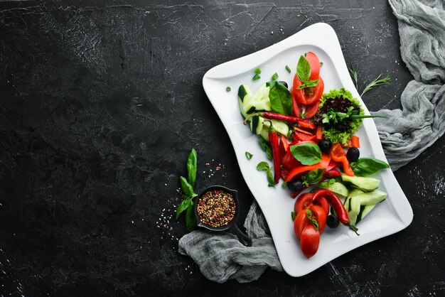 Verduras frescas en un plato Platos de restaurante Vista superior Espacio libre para su texto