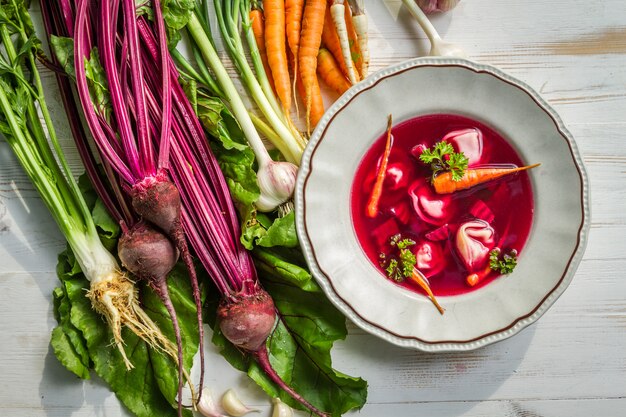 Foto verduras frescas en un plato sobre la mesa de madera